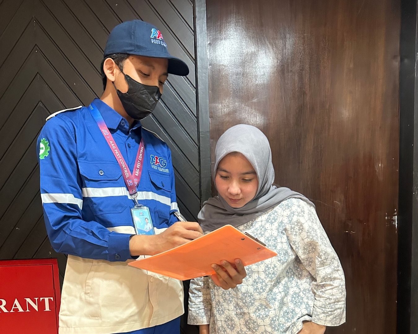 Teknisi Memberikan Laporan Treatment Kepada Pelanggan.jpg