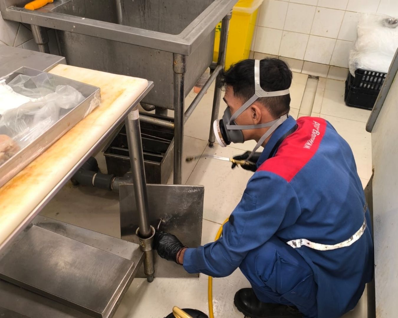 Teknisi melalukan spraying di kitchen area.jpg