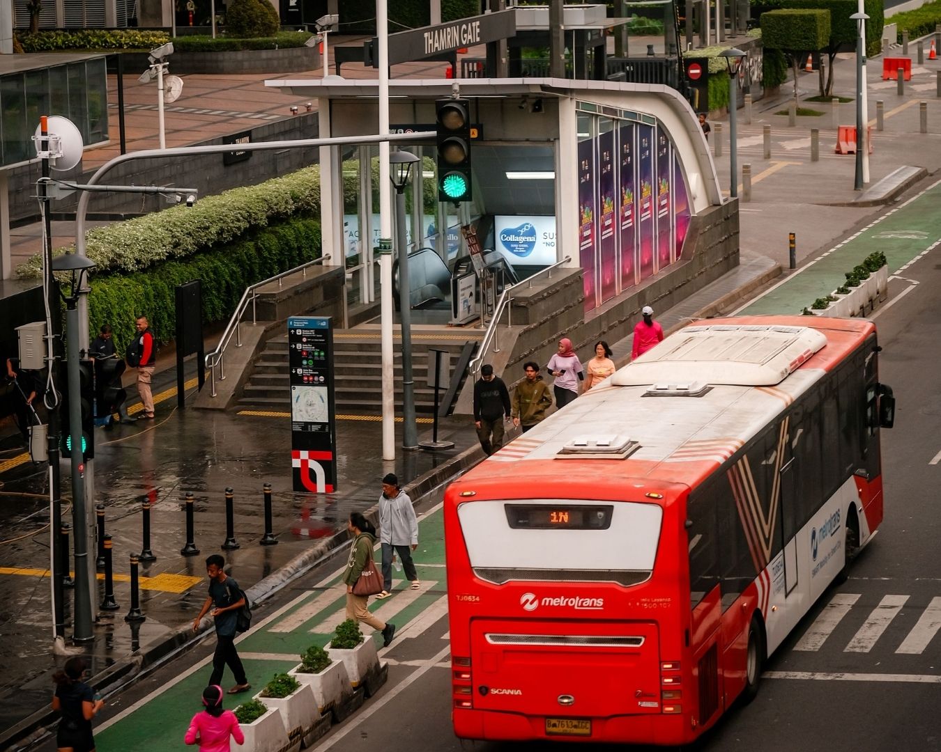 Busway di halte Jakarta.jpg